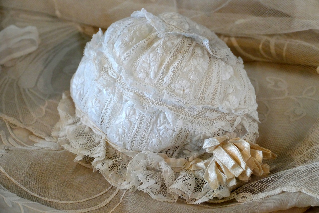 アンティークフランス 花びらチュールの西洋菊 スカラップ白糸刺繍